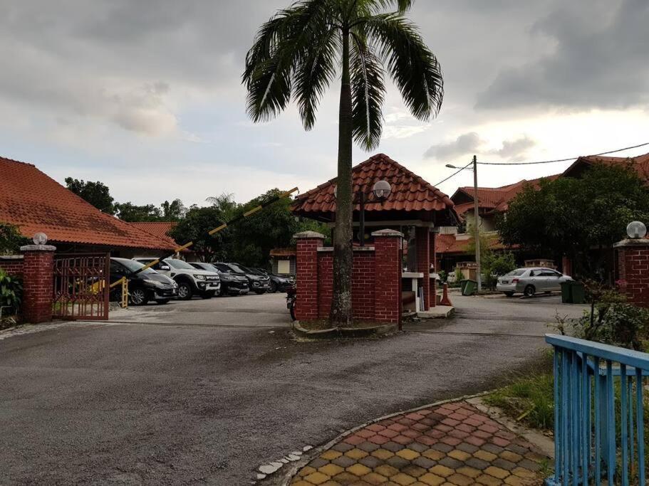 Desa Damai Fully Air Cond And Self Check In #7 Pax Apartamento *
