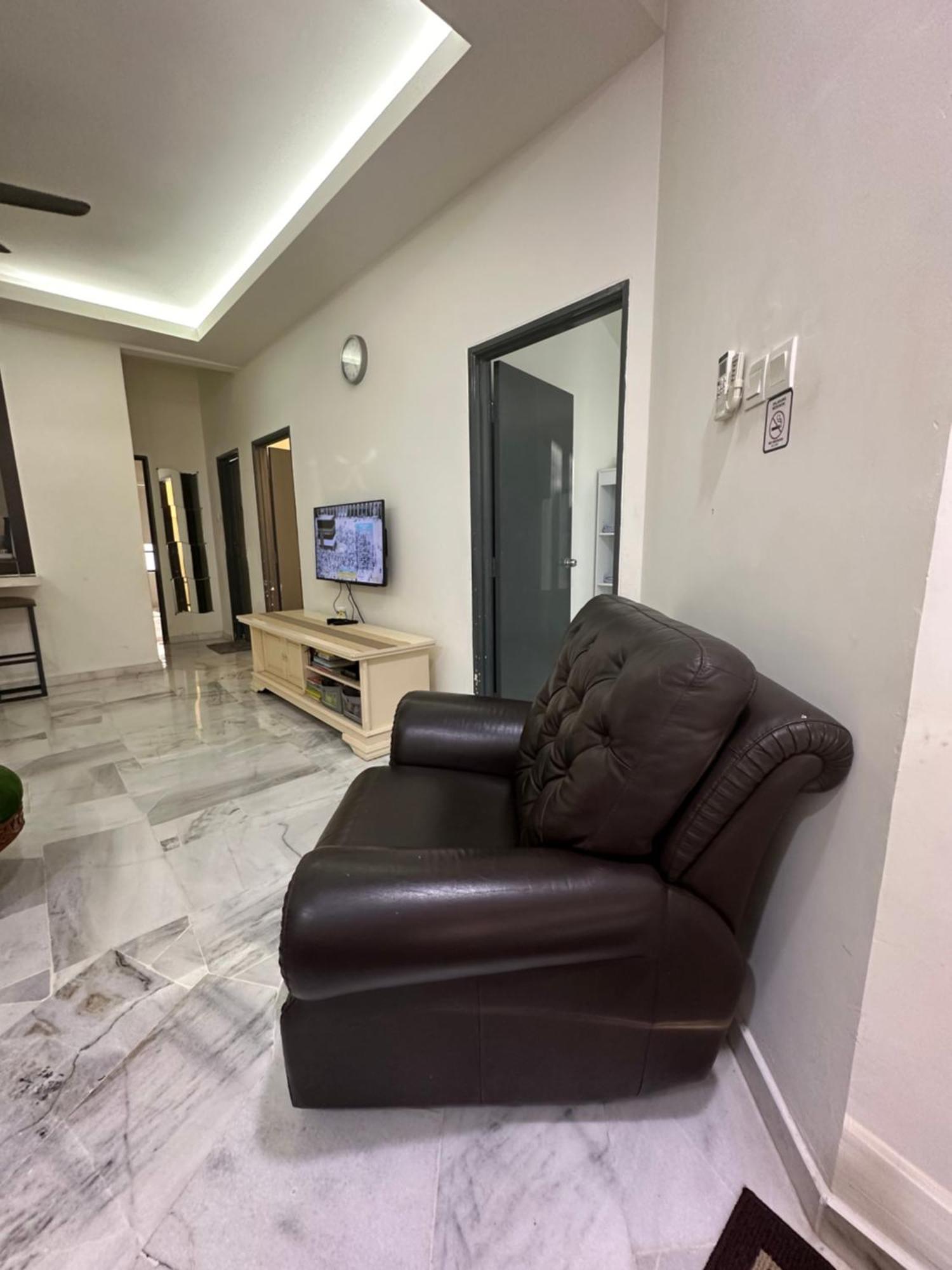 Apartamento Desa Damai Fully Air Cond And Self Check In #7 Pax
